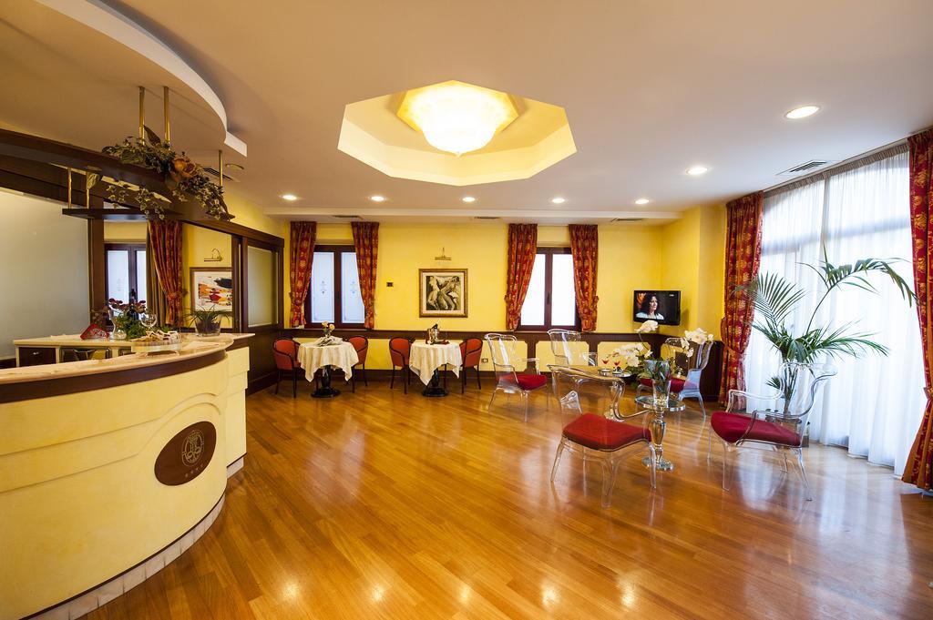 Hotel Regent - In Pieno Centro San Benedetto del Tronto Esterno foto