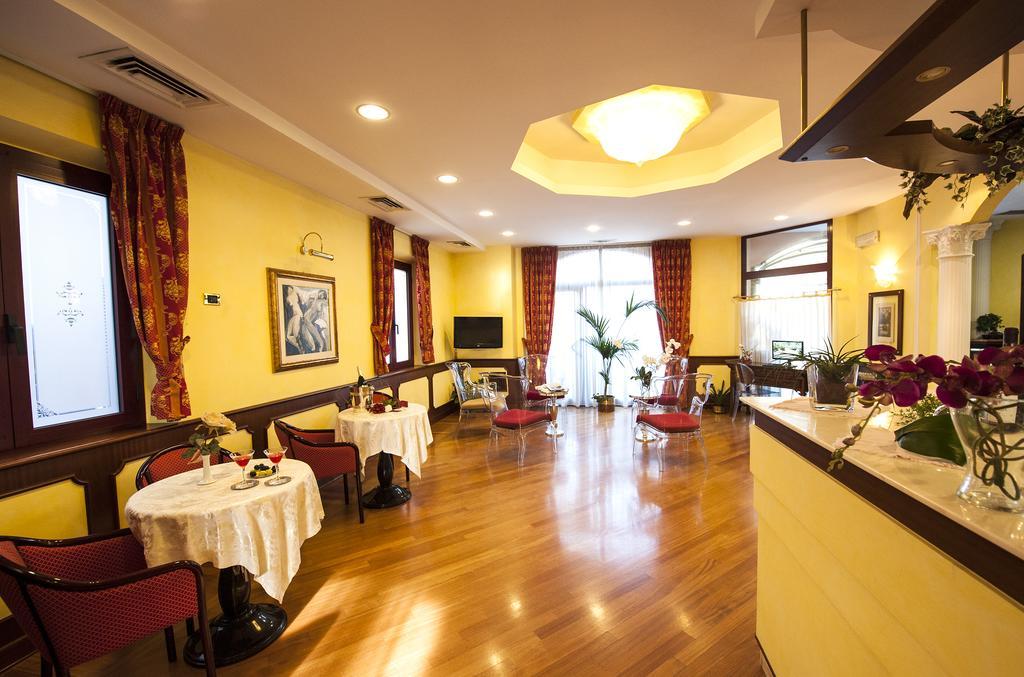 Hotel Regent - In Pieno Centro San Benedetto del Tronto Esterno foto