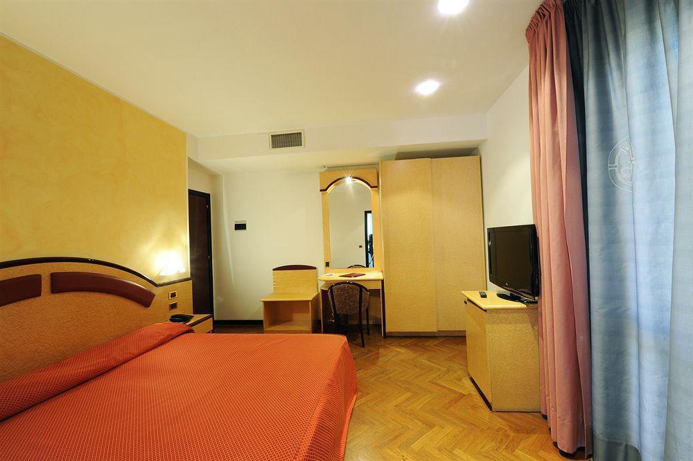Hotel Regent - In Pieno Centro San Benedetto del Tronto Esterno foto