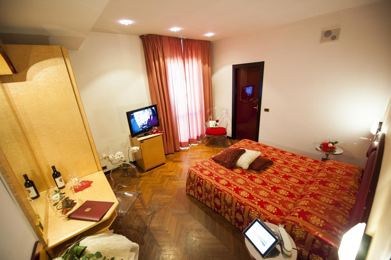 Hotel Regent - In Pieno Centro San Benedetto del Tronto Esterno foto