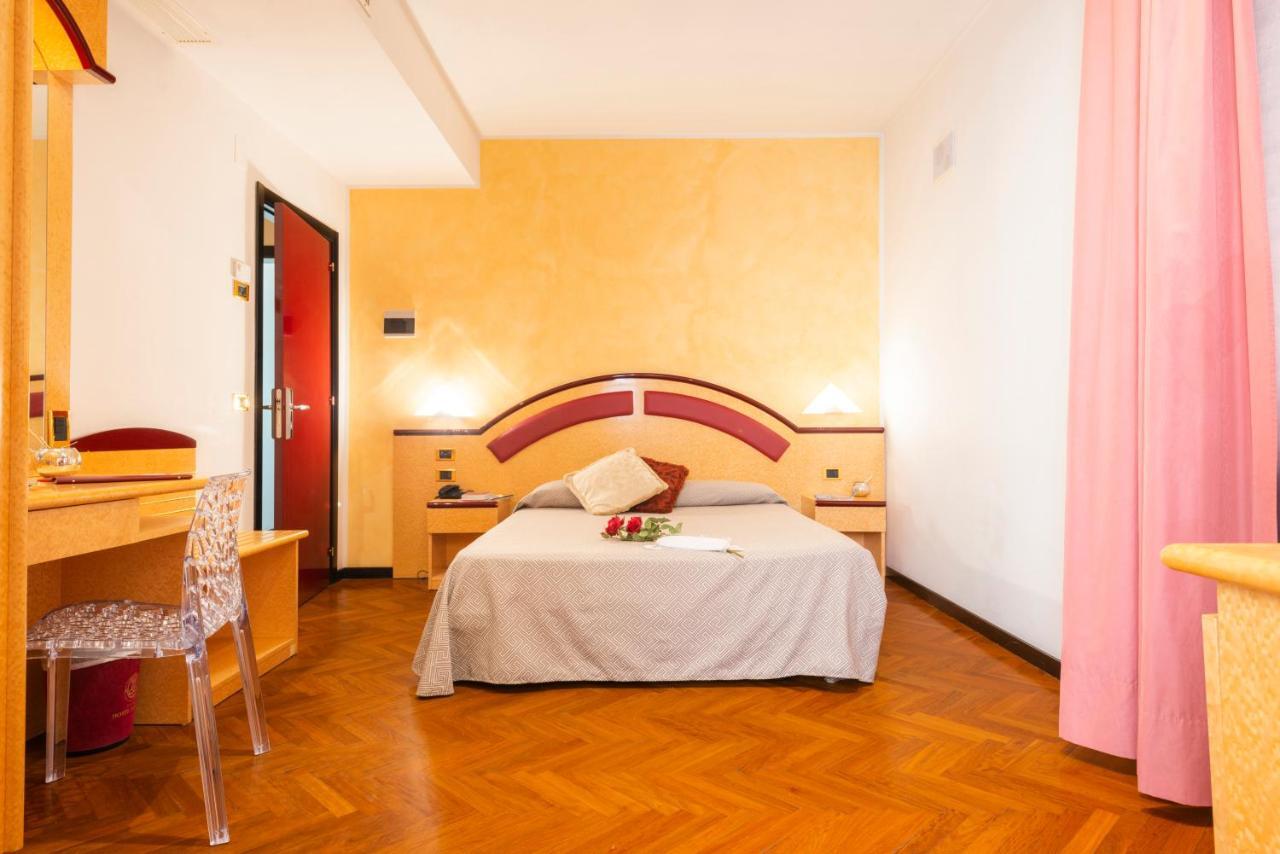 Hotel Regent - In Pieno Centro San Benedetto del Tronto Esterno foto